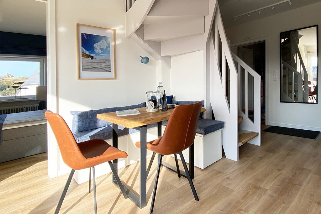 19 Essbereich unter der Treppe